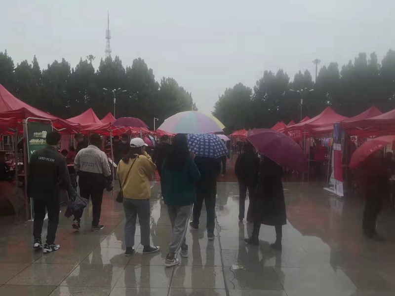 “雨中（zhōng）求賢，職（zhí）等你來”羞羞视频生化參加中牟縣招才引智人（rén）才招（zhāo）聘會(圖3)
